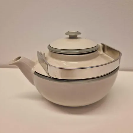 Kahvikaadin Arabia, Airisto, design Inkeri Leivo, korkeus kahvan kanssa 19cm, leveys 24cm