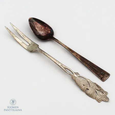 Kahvilusikka ja otin haarukka, pituus 120-153mm, kaiverrettu, 813-830, Paino: 29,2 g