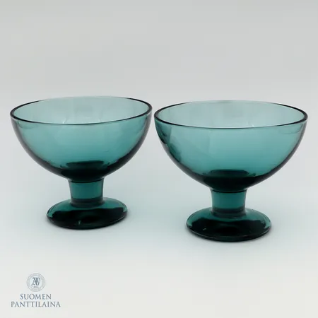 Kaksi jälkiruokakulhoa Iittala, Verna, design Kerttu Nurminen, korkeus 88mm, merensininen, toisessa kulhossa hyvin pieni naarmu.