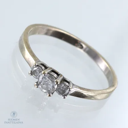 Timanttisormus 1xn.0.18ct 2xn.0.06ct, keskikivi viallinen, koko 18¾, 585valkokulta,  Paino: 2,2 g