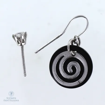 Kaksi kivikorvakorua, taustat puuttuu, korkeus 5-30mm, 925br,  Paino: 1,8 g