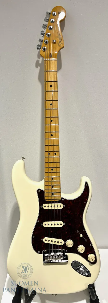 Sähkökitara Fender Startocaster, American Professional II, USA, S:N US210071897, 75th anniversary (2021),  kampi puuttuu, kova laukku