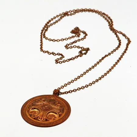 Kaulakoru Kalevala Koru, Räisälän riipus, riipuksen korkeus 37mm, ketjun pituus 61cm, pronssia