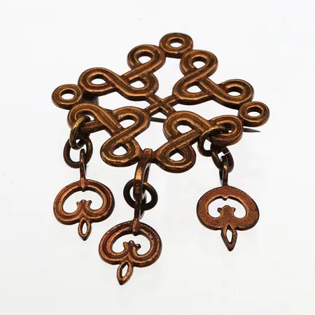 Rintaneula Kalevala Koru, Karjalainen nauhapunos, korkeus 65mm, pronssia