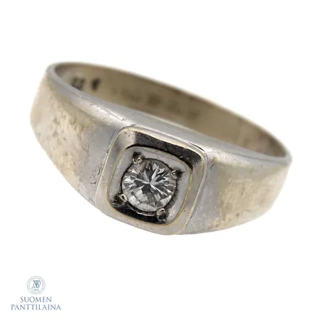 Timanttisormus 1xn.0.20ct, timanttissa alaperus viisteesä lohkeama, koko 18¼, 585 valkokulta,  Paino: 3,1 g