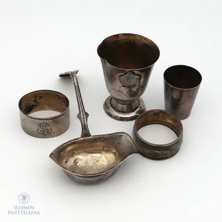 Viallisia pöytähopeita, 813,  Paino: 105,5 g