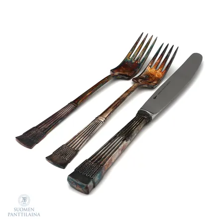 Kaksi ruokahaarukkaa ja yksi veisti, pituudet 180-210mm, 813-830br, Paino: 163,8 g