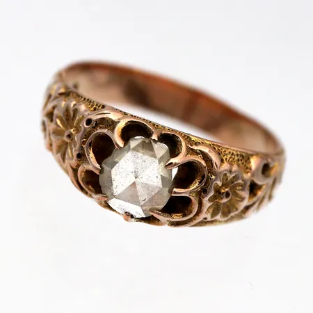 Timanttisormus 1xn0.70ct, timantti viallinen, koko 18¼, leveys 4-8mm, leimaamaton 333, Paino: 4,2 g
