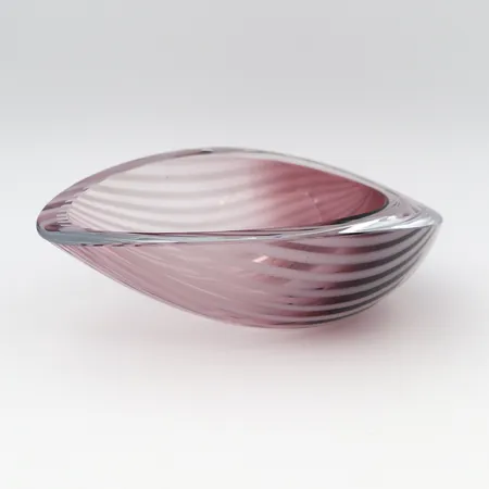 Malja Pisara, iittala, signeerattu Kerttu Nurminen Nuutajärvi 63/500, Korkeus 65mm  Lähetetään postipakettina.