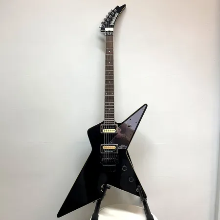 Sähkökitara Washburn Cultprint, sarjanumero 98110285, valmistettu Koreassa, pientä käytöstä aiheutunutta jälkeä, takakansi puuttuu, alkuperäinen kantolaukku Washburn. Ota yhteys konttoriin postimaksusta sopimiseksi.
 Paino: 0 g