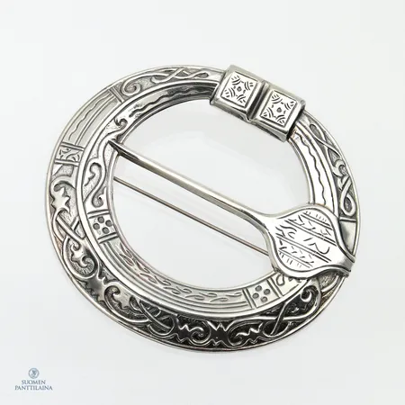 Rintaneula, Kalevala Koru, Kaukolan kokemäen solki, leveys 81mm, korkeus 72mm,  925,  Paino: 21,3 g