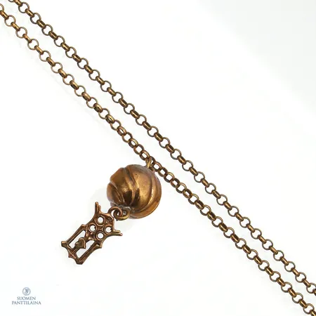 Kaulakoru, Kalevala Koru, Neitsyt Marian monogrammi, ketjun pituus 83cm, riipuksen korkeus 59mm, pronssi