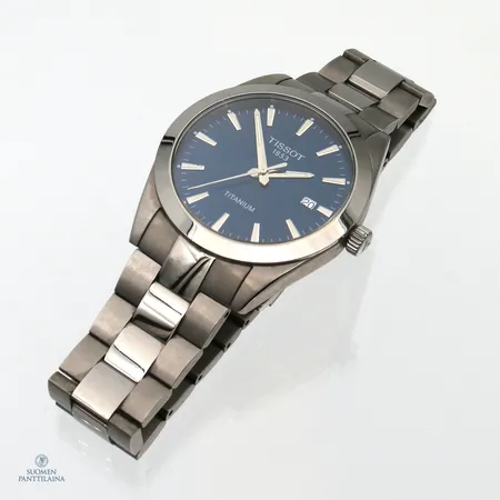 Titanium-rannekello Tissot 1853, quartz, rungon Ø 40mm, rannekkeen pituus 195mm, rannekkeessa ja rungossa pieniä käytön jälkiä, mukana alkuperäinen laatikko ja jatkopala.