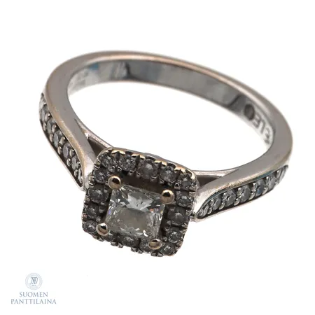 Timanttisormus 1xn.0.39ct princess 19xn.0.02ct 12xn.0.01ct briljant, koko 17, 585 valkokulta,  Paino: 4,7 g