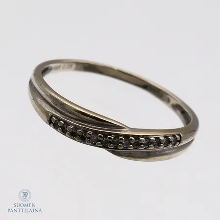 Timanttisormus 13xn.0.005ct, yhdessä timantissa lohkeama, koko 17, leveys 1,4-3,7mm, 585 valkokulta,  Paino: 1,3 g
