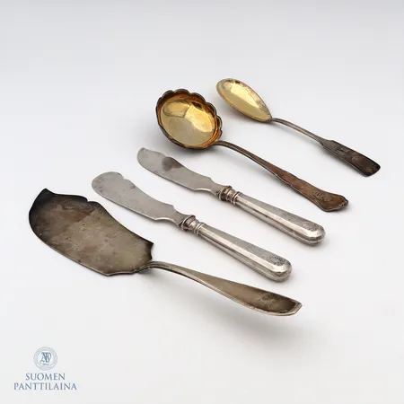 Erä aterimia, osa viallisia, kaiverrettuja, 813br,  Paino: 271,2 g