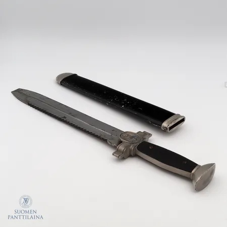Saksalainen Punaisen Ristin tikari, replika, käytön jälkiä, terän pituus 26,5cm.