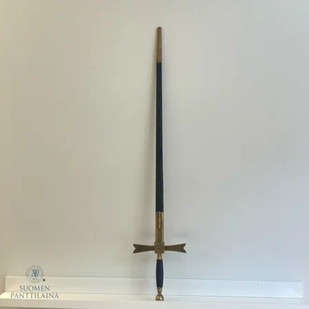 Vapaamuurareiden miekka, nimetty: Messire Chevalier Reijo Ilmari Aarnio, terän pituus 80cm, käytön jälkiä. 