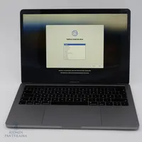 Kannettava tietokone Apple Macbook Pro 13" Touch Barilla 256 Gt SSD, 1,4 GHz:n 4-ytiminen Inte Core i5- prosessori, laturi ja laatikossa.