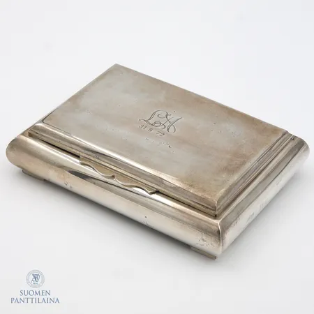 Hopeinen korurasia, kaiverrettu, mitat 35x107x143mm, vuodelta 1955, käytön jälkiä, 813br,  Paino: 256,7 g