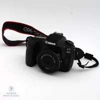 Canon EOS 90D -järjestelmäkamera ja Objektiivi Canon EF-S 24mm 1:2.8 STM.