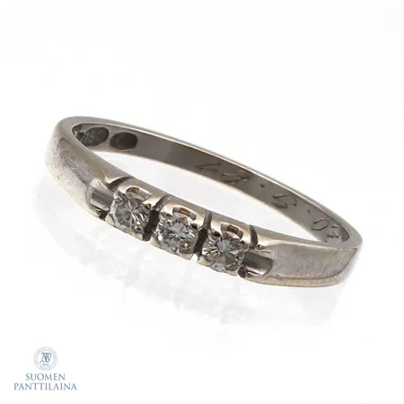 Timanttisormus 3xn.0.05ct, koko 16¼, kaiverrettu, 750 valkokulta,  Paino: 1,6 g