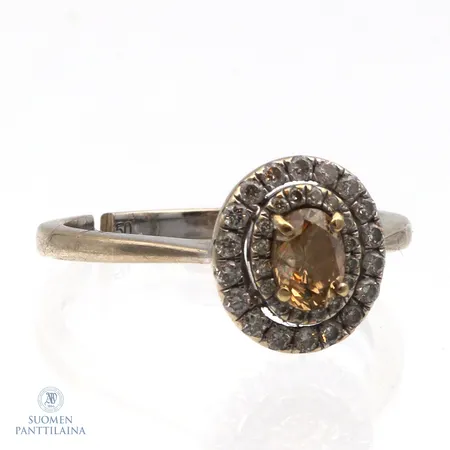 Viallinen timanttisormus 16xn.0.005ct 18xn.0.01ct 1xn.0.20ct, 750 valkokulta,   Paino: 2,4 g