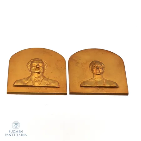 Kultaiset reliefit, Carl XVI Gustaf ja Silvia, Tillander, nr 0031 / 1000, korkeus 50mm, leveys 45mm, 750,  Paino: 209,9 g