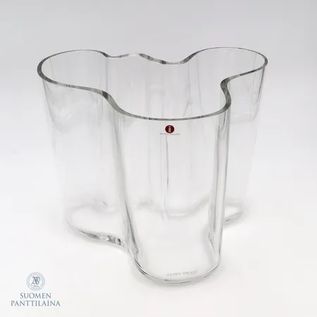 Aalto-maljakko Iittala, korkeus 160mm, laser-kaiverrus, pohjassa pientä kulumaa ja kolme saumaa näkyvillä, kirkas. 