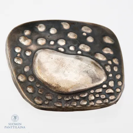 Rintaneula, mitat 50x53mm, tekijänleima KM (Kello Oy), vuodelta 1963, 813,  Paino: 10,9 g
