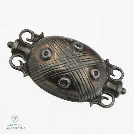 Rintakoru, mitat 28x56mm, tekijänleima HGL ja KK (Holger Lindström, Kalevala Koru), vuodelta 1965, 916,  Paino: 9 g