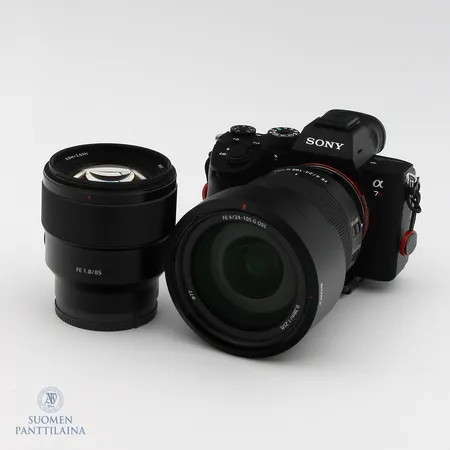 Sony A7r III -mikrojärjestelmäkamera runko ja Sony FE 85 mm 1.8 -objektiivi Sony FE 24-105 mm F4 G OSS -objektiivi,  laukussa