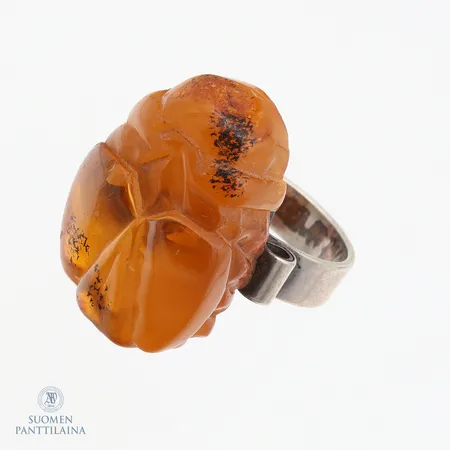 Kivisormus, koko 17½, kiven korkeus 27mm, 800br  Paino: 7,7 g
