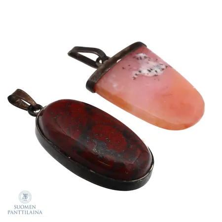 Kaksi kiviriipusta, korkeudet 35-38mm, 800-830br,  Paino: 12,1 g