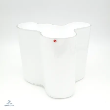 Aalto-maljakko, Iittala, korkeus 155mm, muotista kaksi saumaa jäänyt näkyviin ja koholle, reunassa kolme hyvin pientä iskeymää, II-laatu