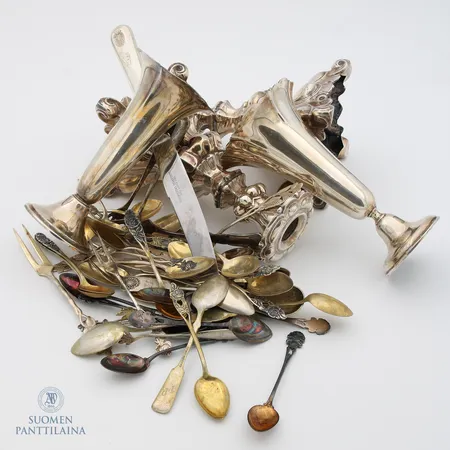 Viallisia hopea esineitä, 813br,  Paino: 1148,5 g