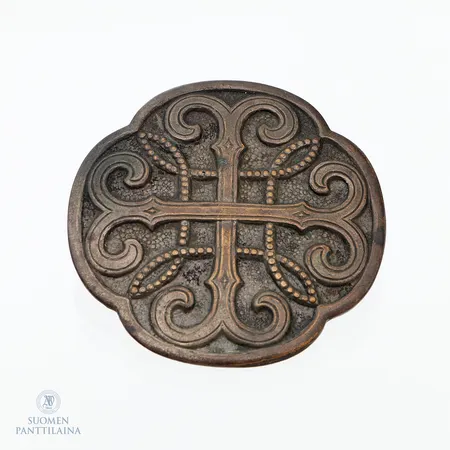 Rintatakoru,  Ato-koru pronssisolki, Kukinta, design Hanna Siegfrieds, Ø 45mm, pronssia