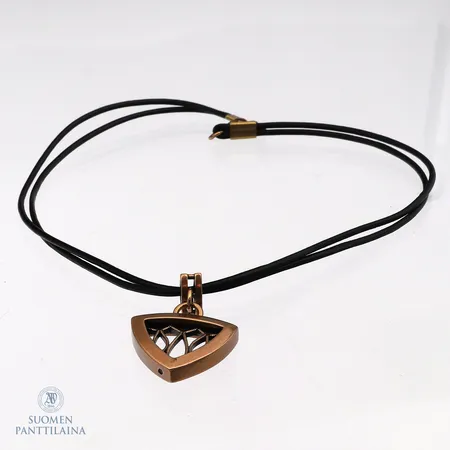 Kaulakoru, Ahti, Kalevala, pituus 41cm, korkeus 50mm, leveys 28mm, pronssia / nahka, 