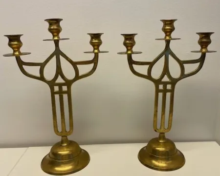 Messinkiset kynttilänjalat, korkeus 38cm, leveys 13-25cm