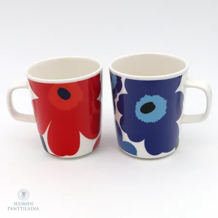 Kaksi mukia, Unikko Marimekko, koko 2,5dl, punainen ja sininen, pientä käytön jälkeä, 