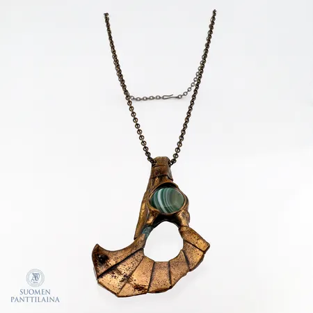Kaulakoru Turun Hopea, Luu, riipuksen korkeus 114mm, ketjun pituus 66cm, design Pentti Sarpaneva, pronssia.