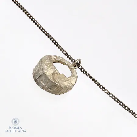 Kaulakoru, riipuksen korkeus 45mm, leveys 30mm, ketjun pituus 64cm, ketju metallia, 925br,  Paino: 24,6 g
