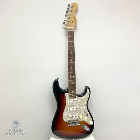 Sähkökitara Fender Stratocaster Corona California, sarjanumero US11030531, USA, akustisen kitaran kantolaukku.