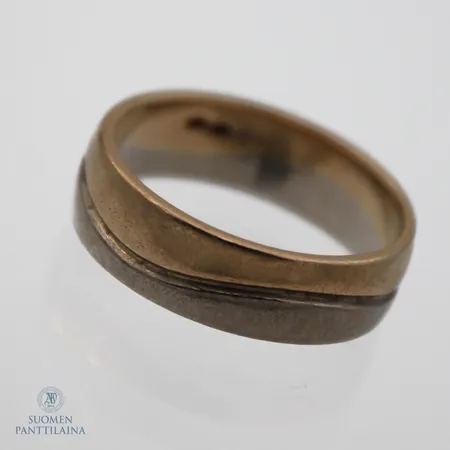 Kuvioitu sormus, koko 20¾, leveys 6,5mm, käyttökulumaa, 585 kelta- ja valkokultaa,  Paino: 8,9 g