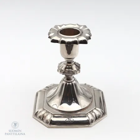 Kynttilänjalka, kaiverrettu, pohjalevy puuttuu, korkeus 110mm, 813br,  Paino: 197,6 g