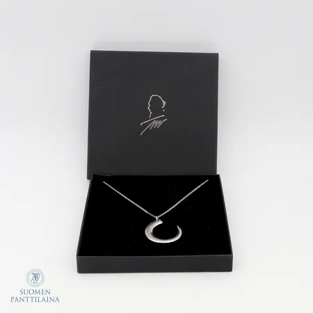 Kaulakoru, Villisian hammas, design Tapio Wirkkala, ketjun pituus 50-59,5cm, riipuksen korkeus 45mm, ketjussa käytön jälkiä, 925,  Paino: 14,9 g