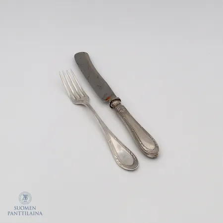 12 jälkiruokahaarukkaa ja 10 veistä, pituudet 216-180mm, Italia, 800br, Paino: 1140,4 g