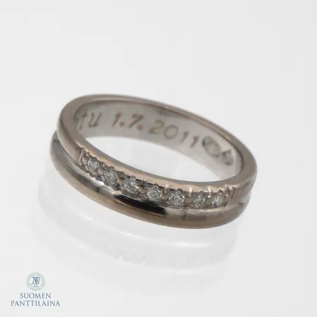 Timanttisormus 7xn.0.01ct, koko 15½, kaiverrettu, 585br valkokulta,  Paino: 3,7 g