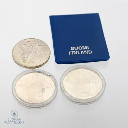 Kolme juhlarahaa, kaksi jääkiekon MM-kilpailut 1991 nimellisarvo 100mk, jääkiekon MM-kilplailut 1982 nimellisarvo 50mk, 500-830,  Paino: 71,8 g