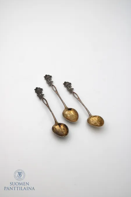 Kolme kahvilusikkaa, Ruusu, pituus 110mm, kaiverrettuja, 813,  Paino: 24,5 g